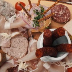 Fresskorb / Geschenkkorb: „Guten Appetit“ (lecker Wurst & Wein)