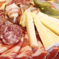 Geschenkkorb: Südtiroler Spezialitäten Kistl für eine deftige Zwischenmahlzeit