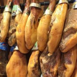 Geschenkidee Spanien: Serrano Schinken mit Halterung und Messer